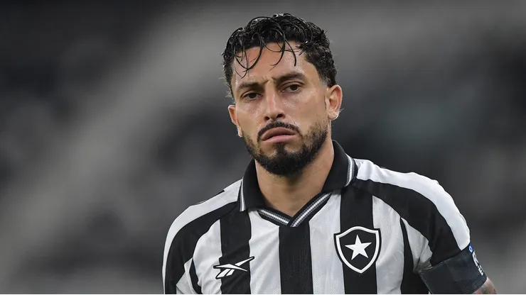 Alex Telles jogador do Botafogo durante partida contra o Independiente Petrolero no estadio Engenhao pelo campeonato Copa Sul-Americana 2026. Foto: Thiago Ribeiro/AGIF