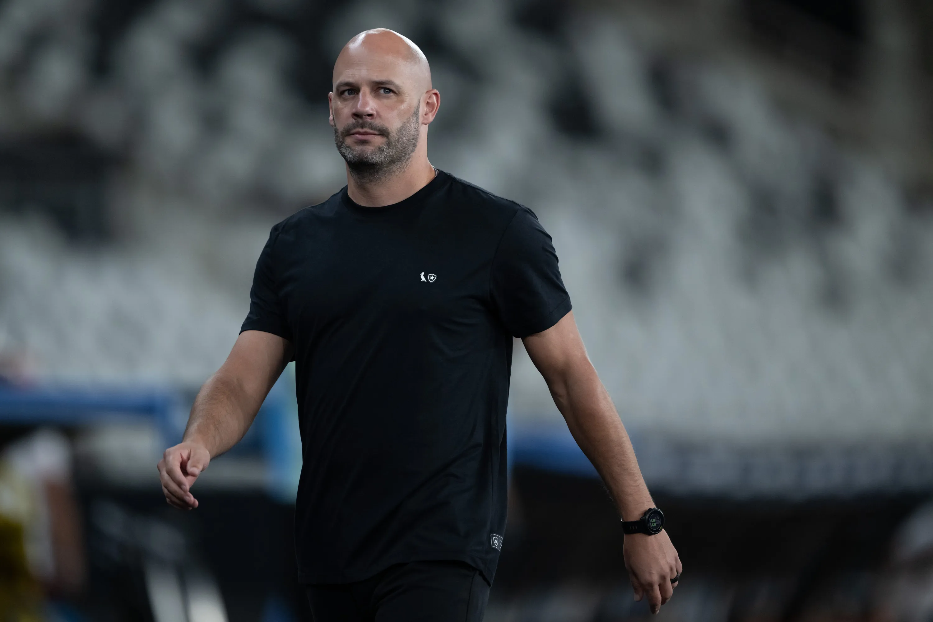 RJ – RIO DE JANEIRO – 28/04/2026 – COPA SUL-AMERICANA 2026, BOTAFOGO X INDEPENDIENTE PETROLERO – Franclim Carvalho tecnico do Botafogo durante partida contra o Independiente Petrolero no estadio Engenhao pelo campeonato Copa Sul-Americana 2026. Foto: Jorge Rodrigues/AGIF