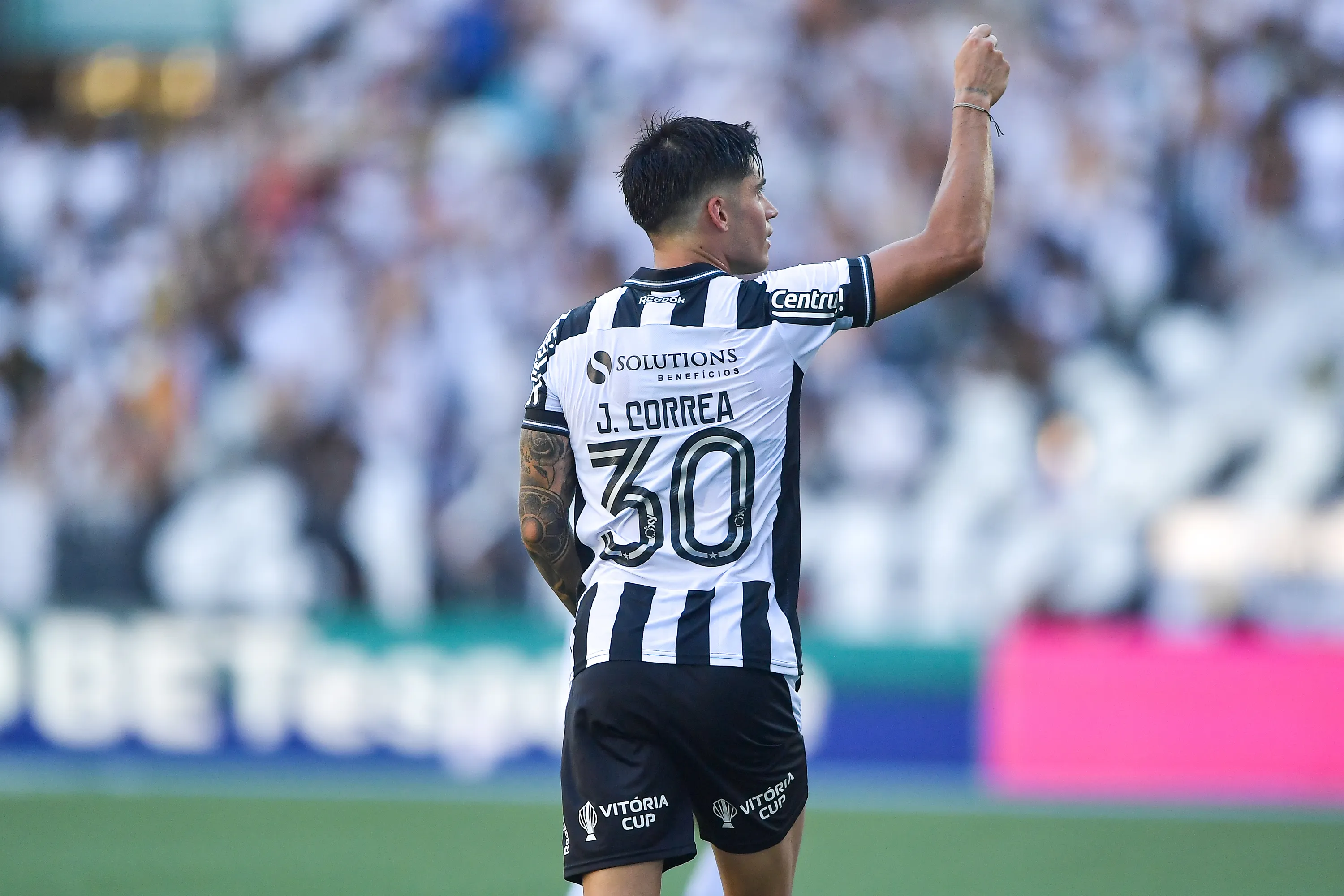 Joaquin Correa jogador do Botafogo comemora seu gol durante partida contra o Santos no estadio Engenhao pelo campeonato Brasileiro A 2025. Foto: Thiago Ribeiro/AGIF