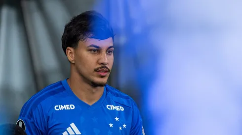 Kaio Jorge jogador do Cruzeiro disputa lance com jogador do Boca Juniors durante partida no estadio Mineirao pelo campeonato Copa Libertadores 2026. Foto: Alessandra Torres/AGIF
