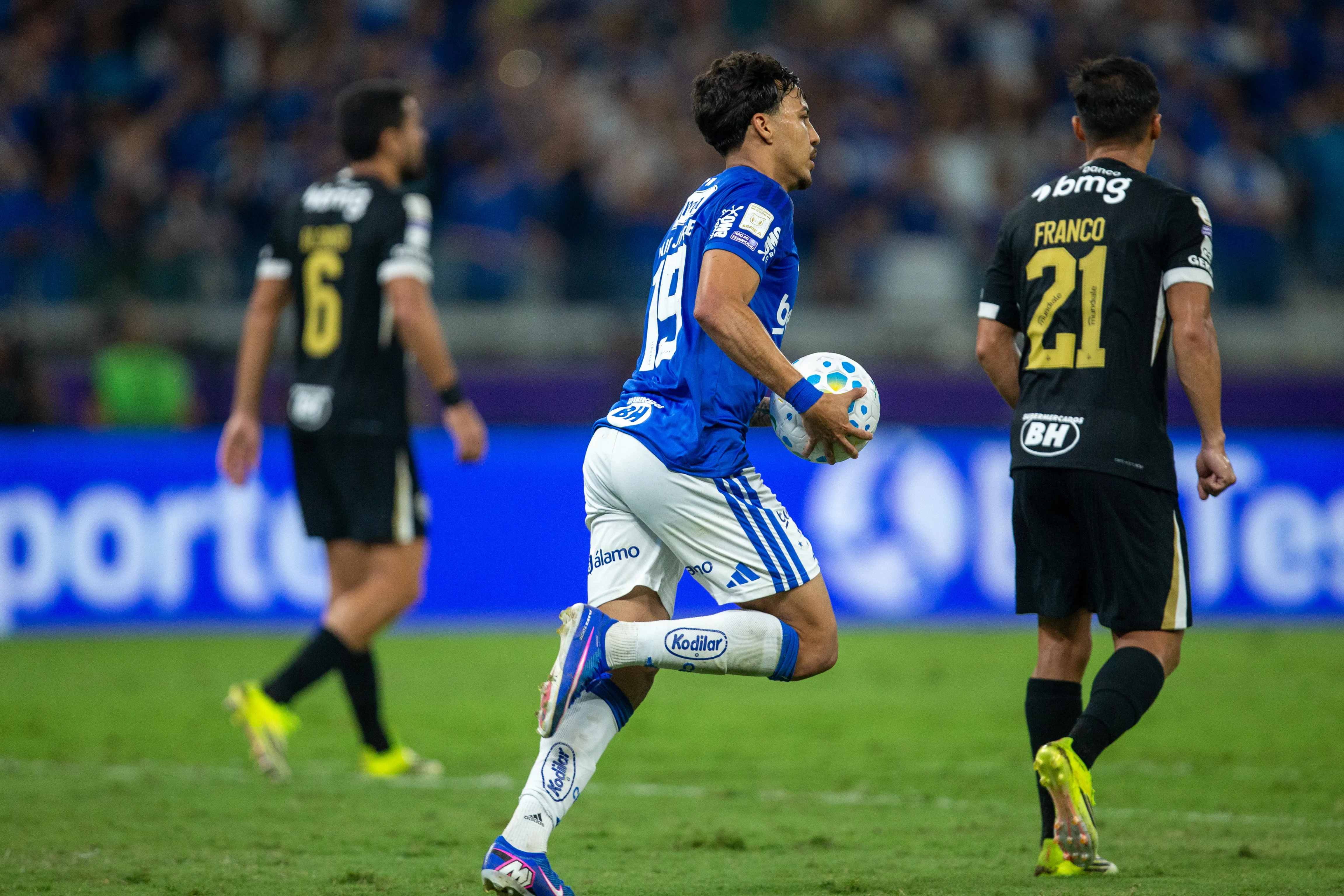 Kaio Jorge jogador do Cruzeiro comemora seu gol durante partida contra o Atletico-MG no estadio Mineirao pelo campeonato Brasileiro A 2026. Foto: Fernando Moreno/AGIF