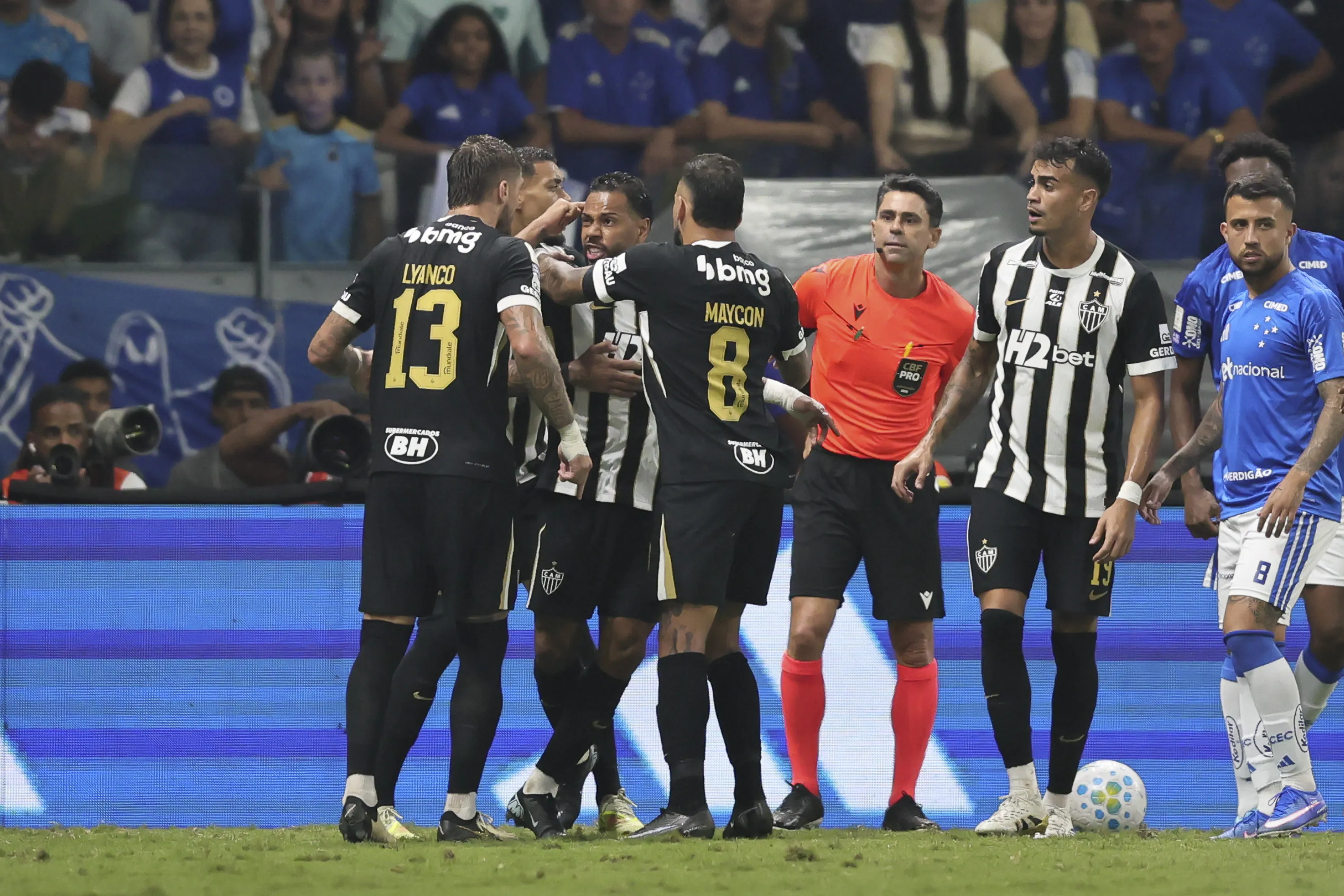 MG – BELO HORIZONTE – 02/05/2026 – BRASILEIRO A 2026, CRUZEIRO X ATLETICO-MG – Lyanco jogador do Atletico-MG recebe cartao vermelho do arbitro e discute com Renan Lodi jogador da propria equipe durante partida contra o Cruzeiro no estadio Mineirao pelo campeonato Brasileiro A 2026. Foto: Gilson Lobo/AGIF