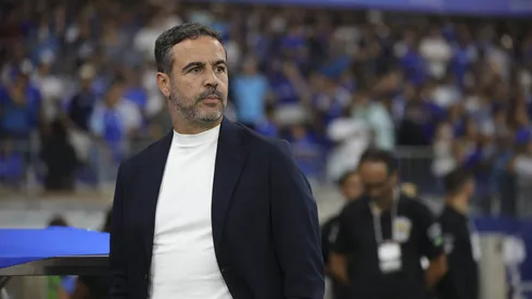 Artur Jorge técnico do Cruzeiro durante partida contra o Atlético-MG no estádio Mineirão pelo campeonato Brasileiro A 2026. Foto: Gilson Lobo/AGIF