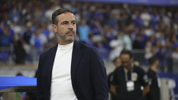 Artur Jorge técnico do Cruzeiro durante partida contra o Atlético-MG no estádio Mineirão pelo campeonato Brasileiro A 2026. Foto: Gilson Lobo/AGIF