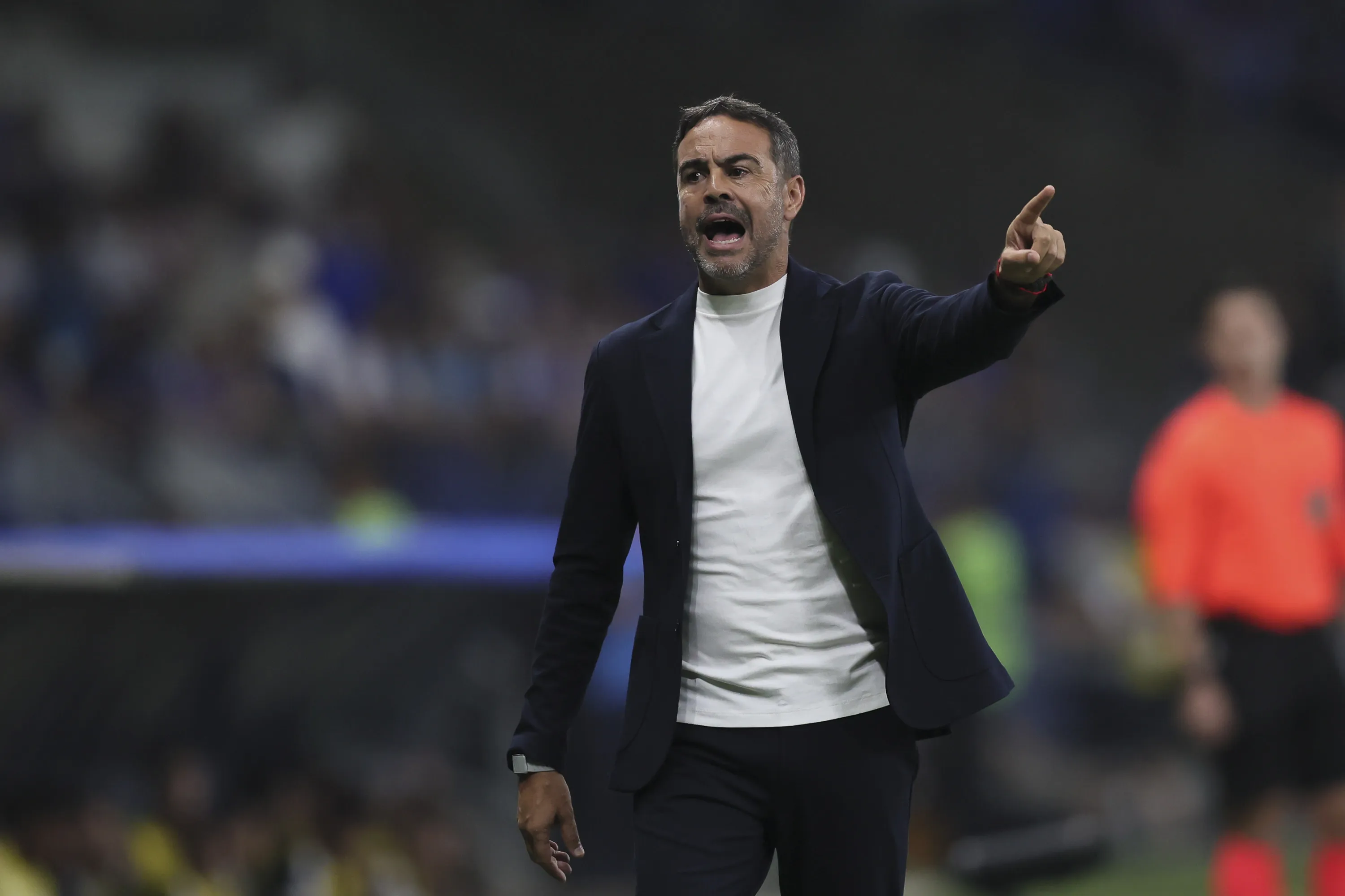 MG – BELO HORIZONTE – 02/05/2026 – BRASILEIRO A 2026, CRUZEIRO X ATLETICO-MG –  Artur Jorge tecnico do Cruzeiro durante partida contra o Atletico-MG no estadio Mineirao pelo campeonato Brasileiro A 2026. Foto: Gilson Lobo/AGIF