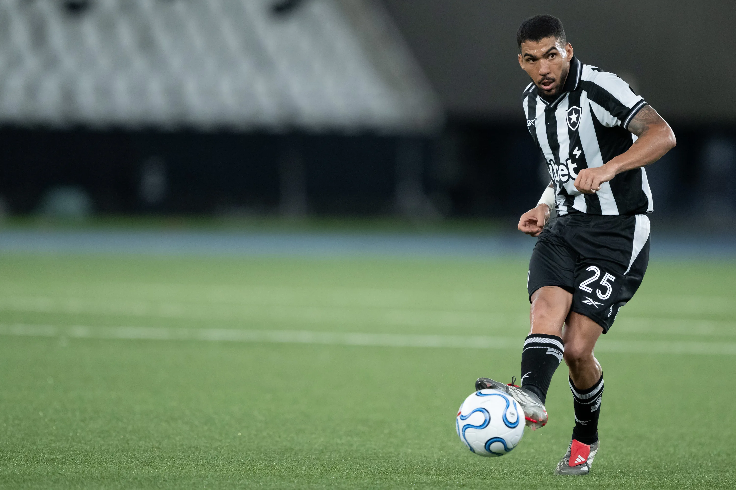 RJ – RIO DE JANEIRO – 09/04/2026 – COPA SUL-AMERICANA 2026, BOTAFOGO X CARACAS – Allan jogador do Botafogo durante partida contra o Caracas no estadio Engenhao pelo campeonato Copa Sul-Americana 2026. Foto: Jorge Rodrigues/AGIF