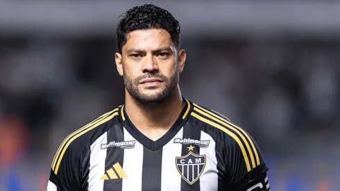 Hulk jogador do Atlético-MG durante partida contra o Santos no estádio Vila Belmiro pelo campeonato Brasileiro A 2025. Foto: Abner Dourado/AGIF