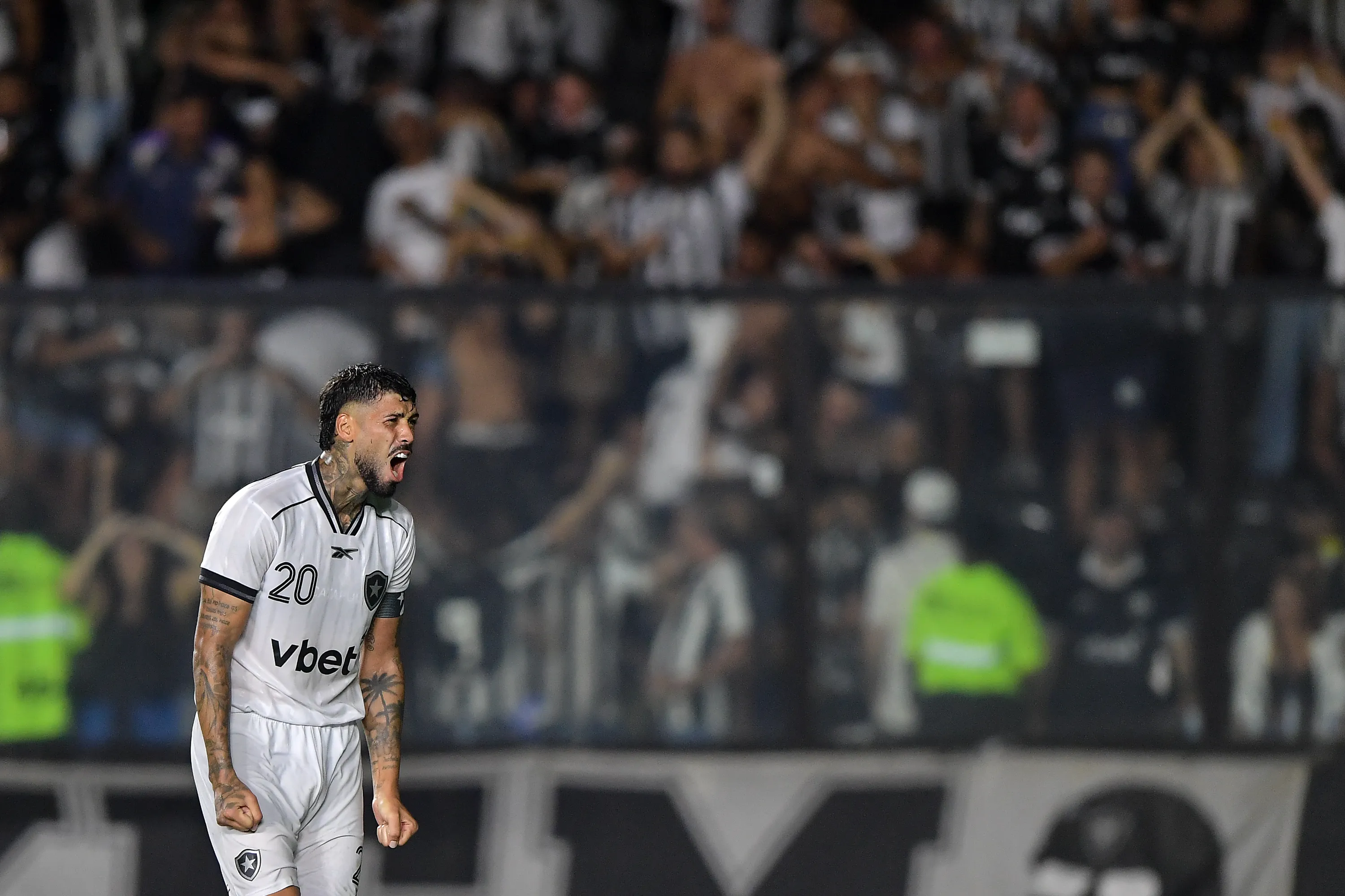 Barboza jogador do Botafogo durante partida contra o Vasco no estadio Sao Januario pelo campeonato Brasileiro A 2026. Foto: Thiago Ribeiro/AGIF