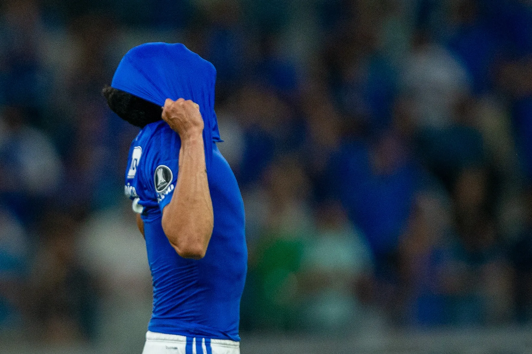 Fabricio Bruno jogador do Cruzeiro durante partida contra o Boca Juniors no estadio Mineirao pelo campeonato Copa Libertadores 2026. Foto: Fernando Moreno/AGIF