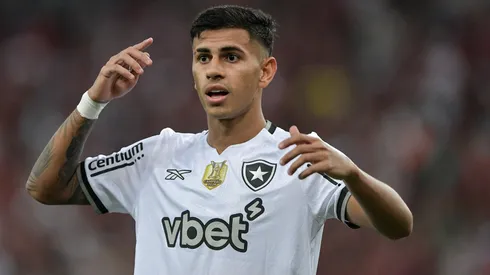 David Ricardo jogador do Botafogo durante partida contra o Flamengo no estádio Maracanã pelo campeonato Brasileiro A 2025. Foto: Thiago Ribeiro/AGIF