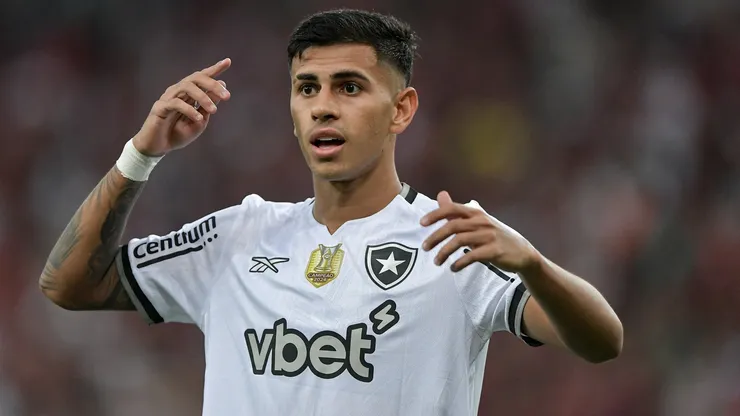 David Ricardo jogador do Botafogo durante partida contra o Flamengo no estádio Maracanã pelo campeonato Brasileiro A 2025. Foto: Thiago Ribeiro/AGIF