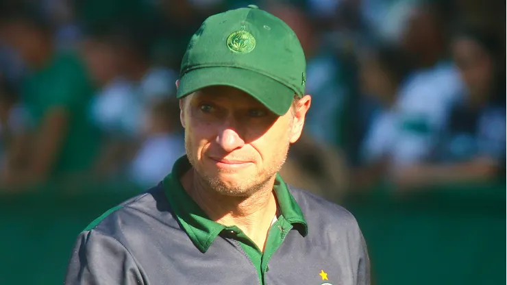 Fernando Seabra tecnico do Coritiba durante partida contra o Atletico-MG no estadio Couto Pereira pelo campeonato Brasileiro A 2026. Foto: Gabriel Machado/AGIF