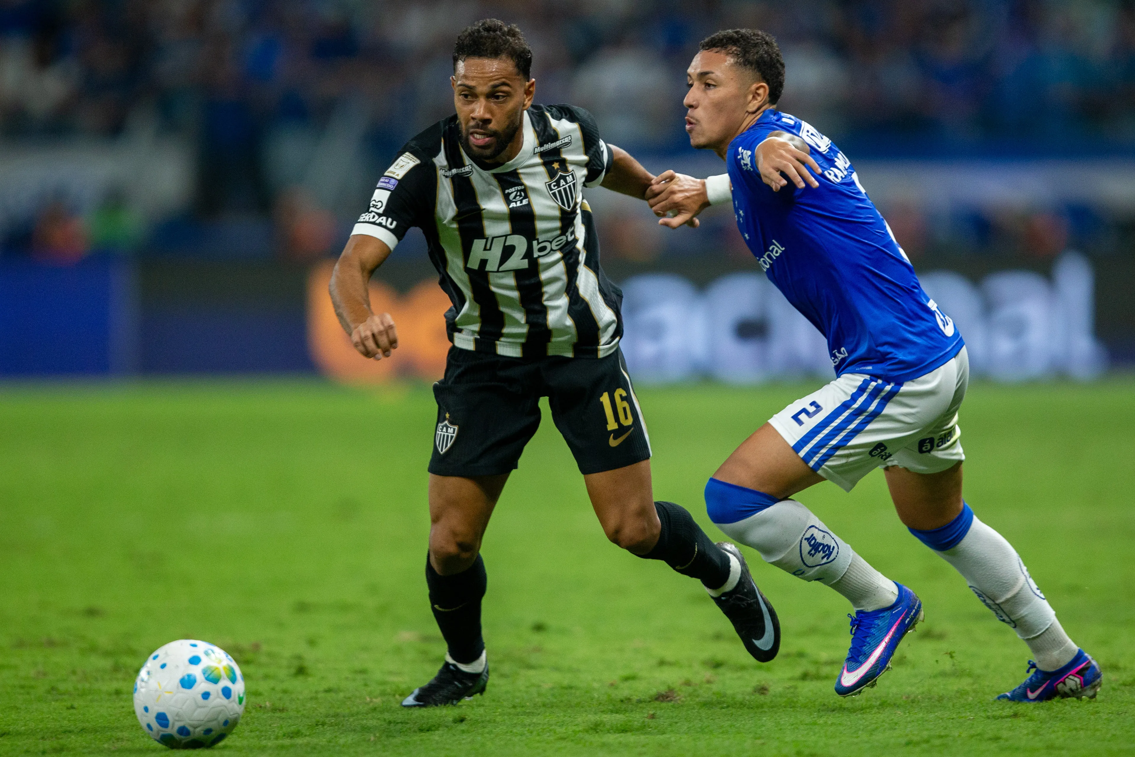 Renan Lodi jogador do Atletico-MG durante partida contra o Cruzeiro no estadio Mineirao pelo campeonato Brasileiro A 2026. Foto: Fernando Moreno/AGIF
