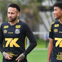 Neymar se irrita e acerta rasteira em Robinho Júnior em treino do Santos