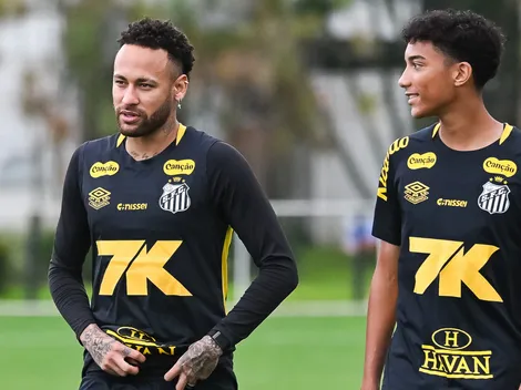 Neymar se irrita e acerta rasteira em Robinho Júnior em treino do Santos