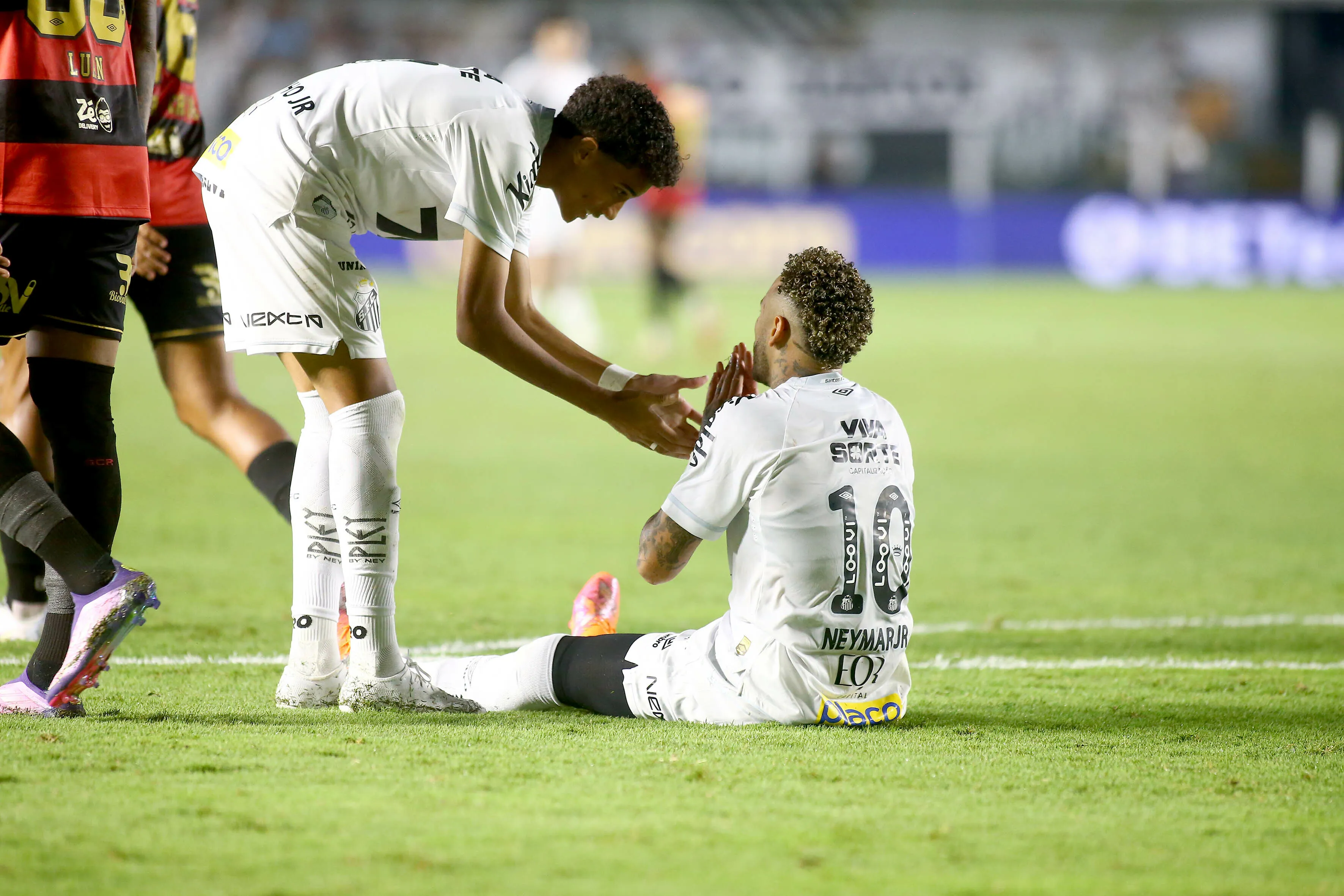 SP – SANTOS – 28/11/2025 – BRASILEIRO A 2025, SANTOS X SPORT – Neymar Jr jogador do Santos disputa lance com Robinho Jr jogador do Sport durante partida no estadio Vila Belmiro pelo campeonato Brasileiro A 2025. Foto: Mauricio De Souza/AGIF