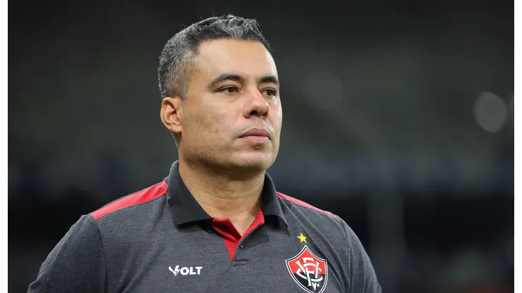 MG - BELO HORIZONTE - 01/04/2026 - BRASILEIRO A 2026, CRUZEIRO X VITORIA - Jair Ventura tecnico do Vitoria durante partida contra o Cruzeiro no estadio Mineirao pelo campeonato Brasileiro A 2026. Foto: Gilson Lobo/AGIF