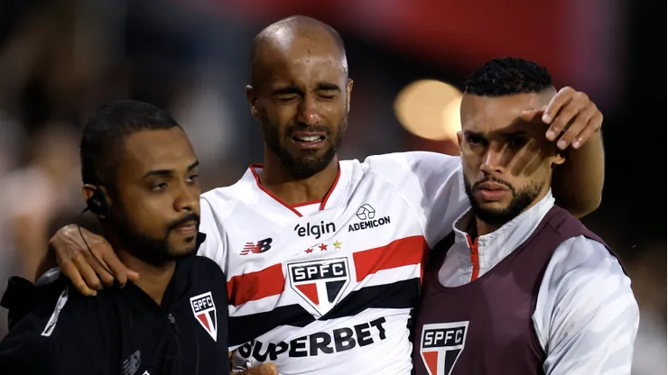Lucas Moura jogador do Sao Paulo deixa o campo durante a partida contra o Bahia no estadio Cicero De Souza Marques pelo campeonato Brasileiro A 2026. Foto: Marcello Zambrana/AGIF