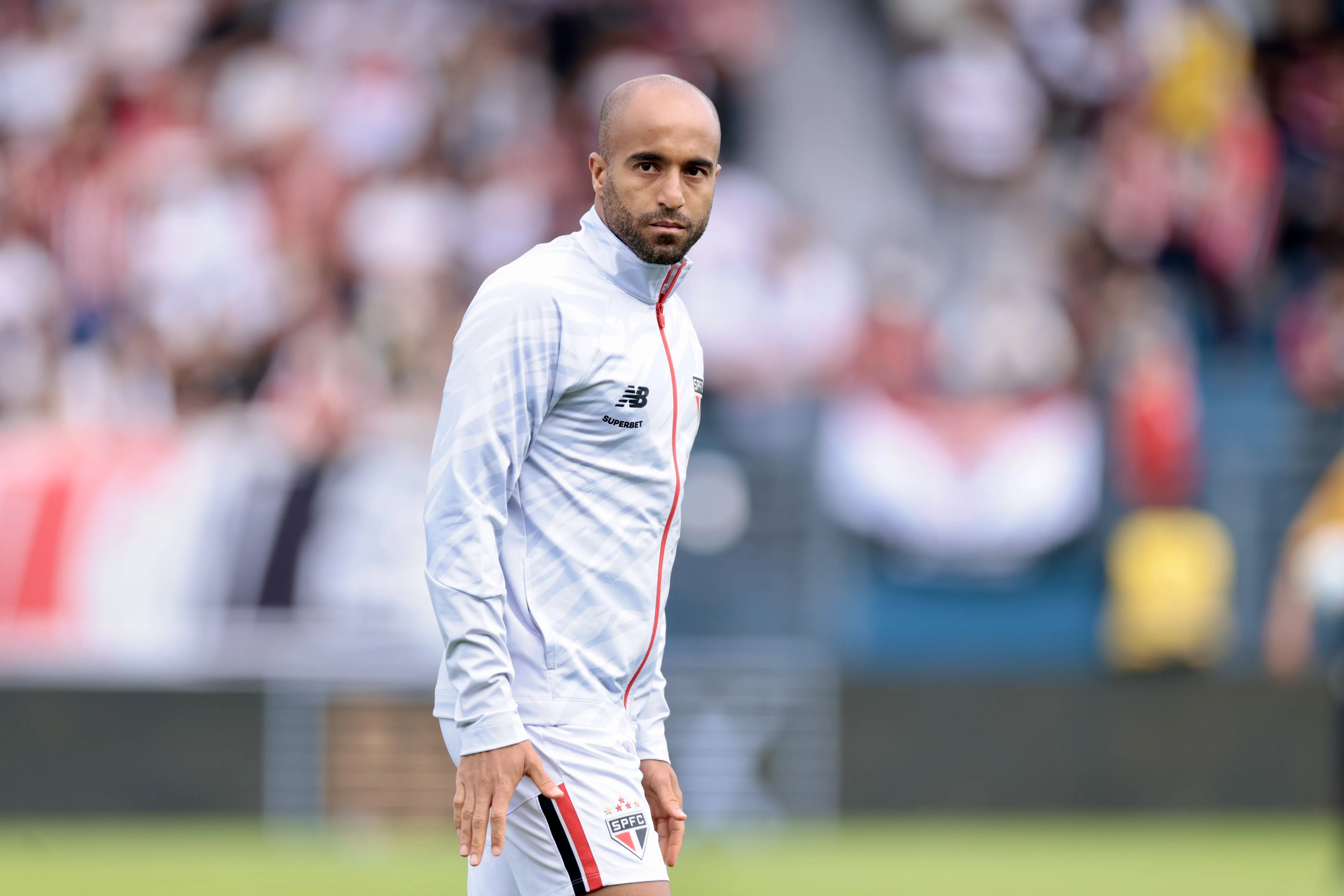Lucas Moura jogador do Sao Paulo durante aquecimento antes da partida contra o Bahia no estadio Cicero De Souza Marques pelo campeonato Brasileiro A 2026. Foto: Marcello Zambrana/AGIF