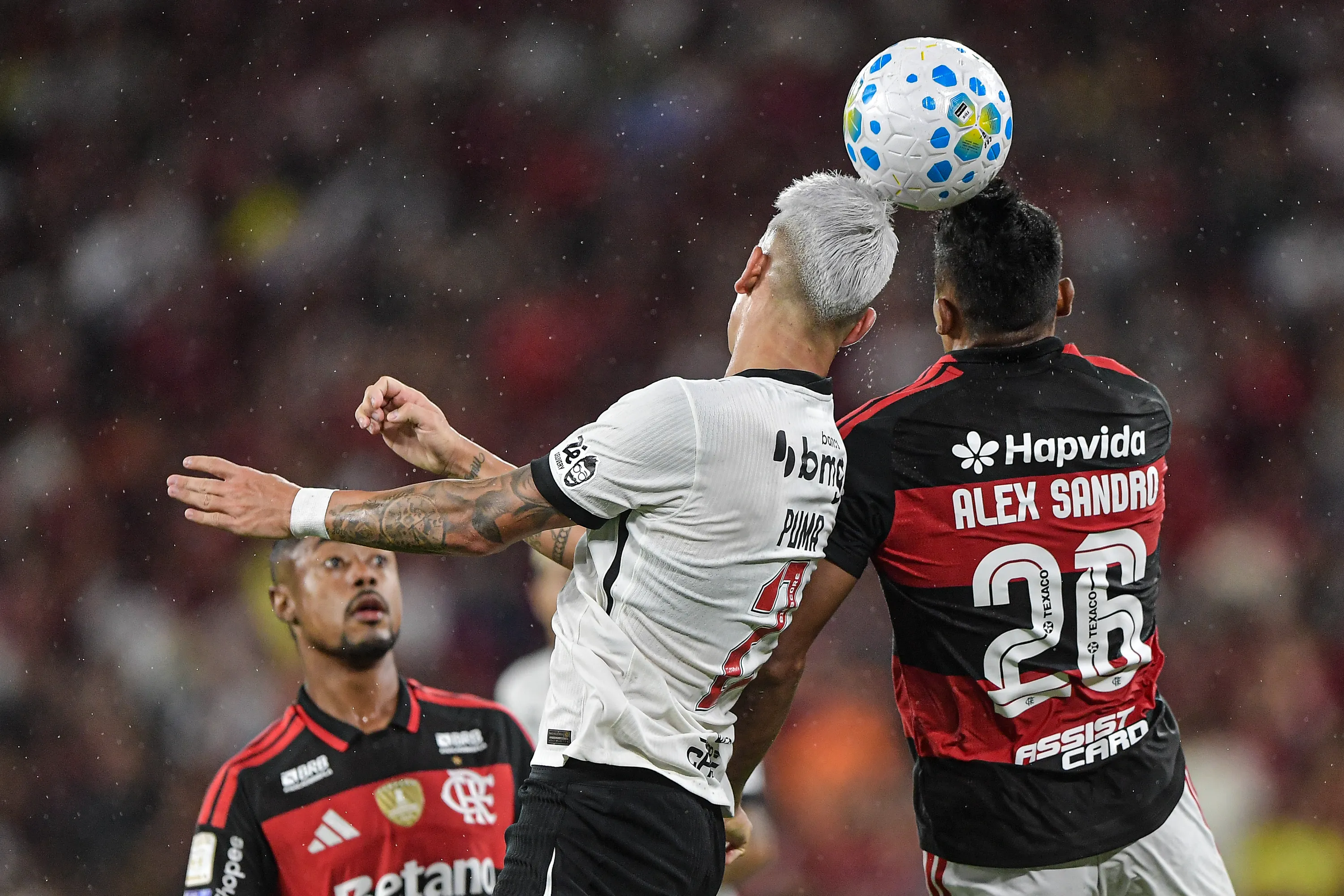 Puma Rodriguez jogador do Vasco durante partida contra o Flamengo no estadio Maracana pelo campeonato Brasileiro A 2026. Foto: Thiago Ribeiro/AGIF