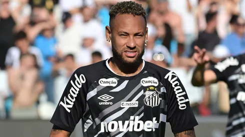 Neymar durante aquecimento para partida contra o Fluminense no Brasileirão de 2026.