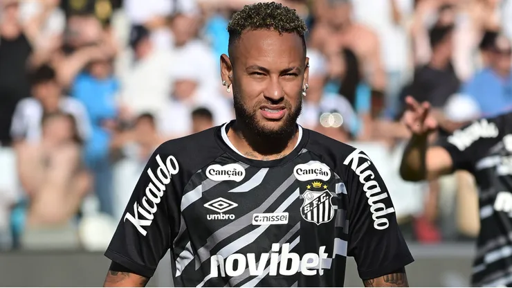 Neymar durante aquecimento para partida contra o Fluminense no Brasileirão de 2026.
