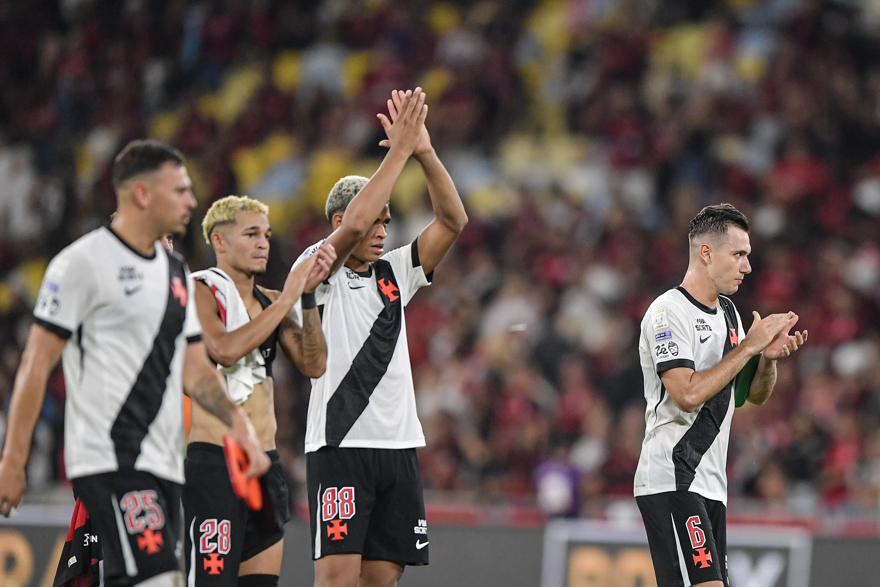 Lucas Piton jogador do Vasco durante partida contra o Flamengo no estadio Maracana pelo campeonato Brasileiro A 2026. Foto: Thiago Ribeiro/AGIF