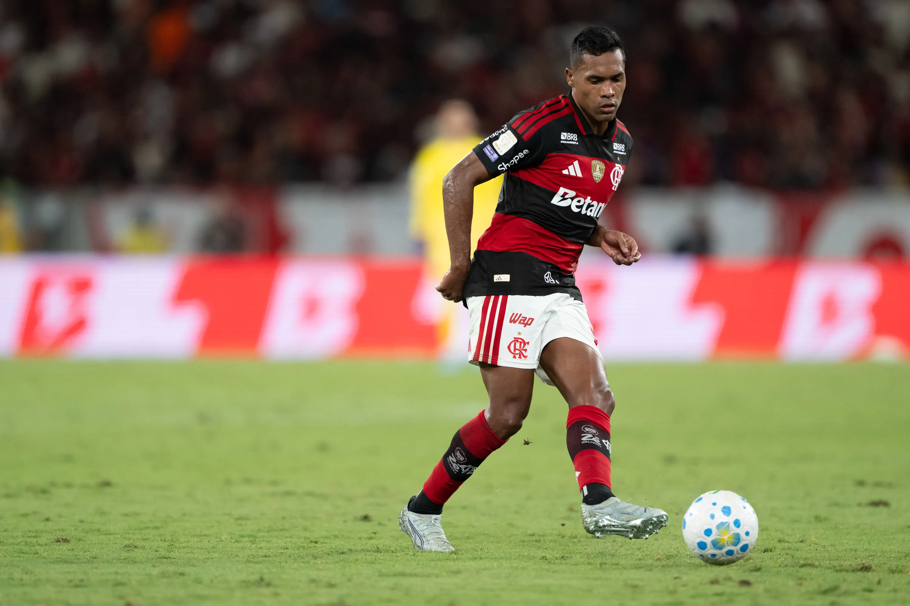 RJ – RIO DE JANEIRO – 19/04/2026 – BRASILEIRO A 2026, FLAMENGO X BAHIA – Alex Sandro jogador do Flamengo durante partida contra o Bahia no estadio Maracana pelo campeonato Brasileiro A 2026. Foto: Jorge Rodrigues/AGIF