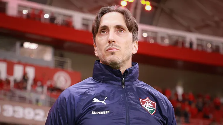 Luiz Zubeldia tecnico do Fluminense durante partida contra o Internacional no estadio Beira-Rio pelo campeonato Brasileiro A 2026. Foto: Maxi Franzoi/AGIF
