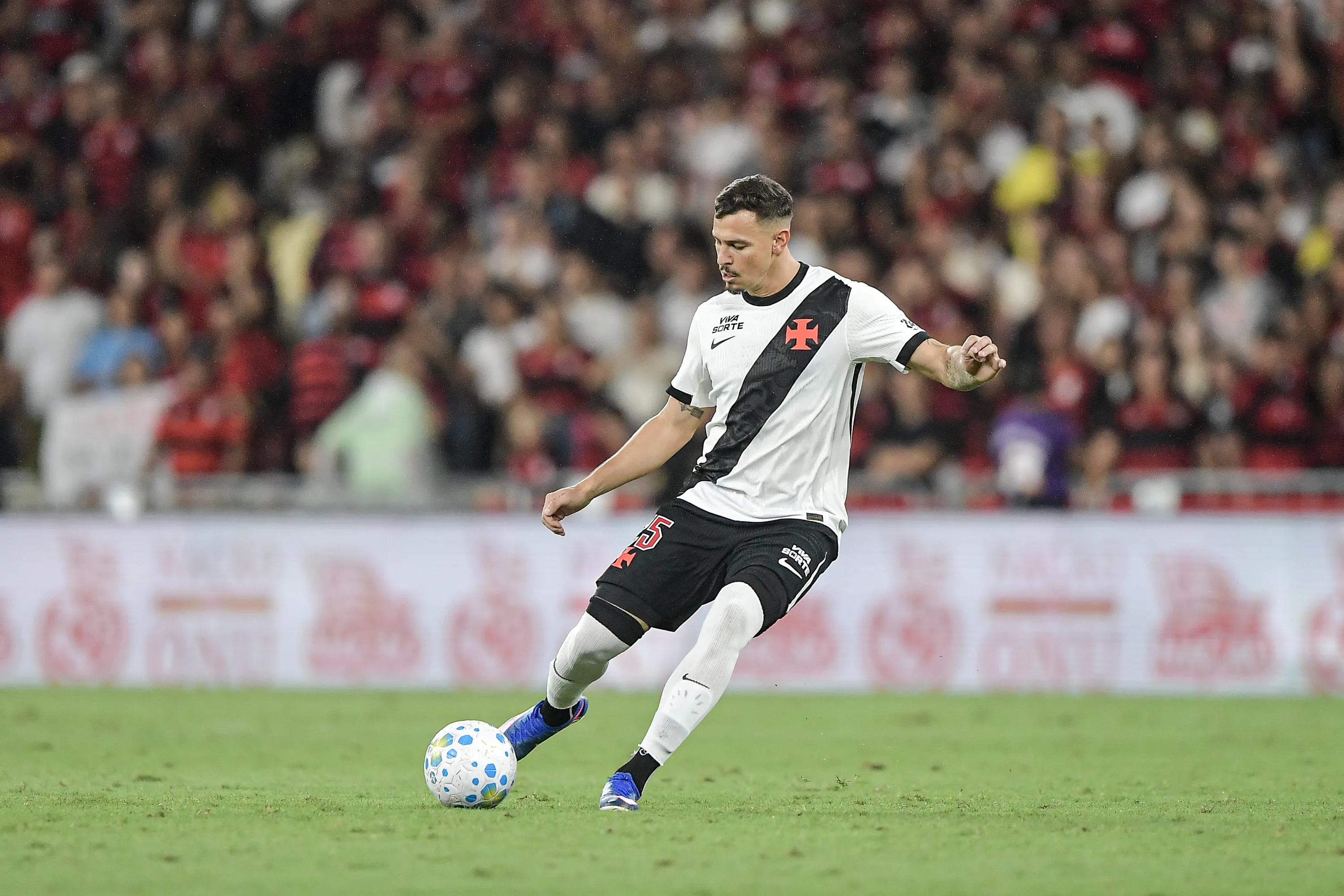 HUGO MOURA jogador do Vasco durante partida contra o Flamengo no estadio Maracana pelo campeonato Brasileiro A 2026. Foto: Thiago Ribeiro/AGIF