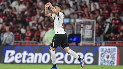 Hugo Moura jogador do Vasco comemora seu gol durante partida contra o Flamengo no estadio Maracana pelo campeonato Brasileiro A 2026. Foto: Thiago Ribeiro/AGIF