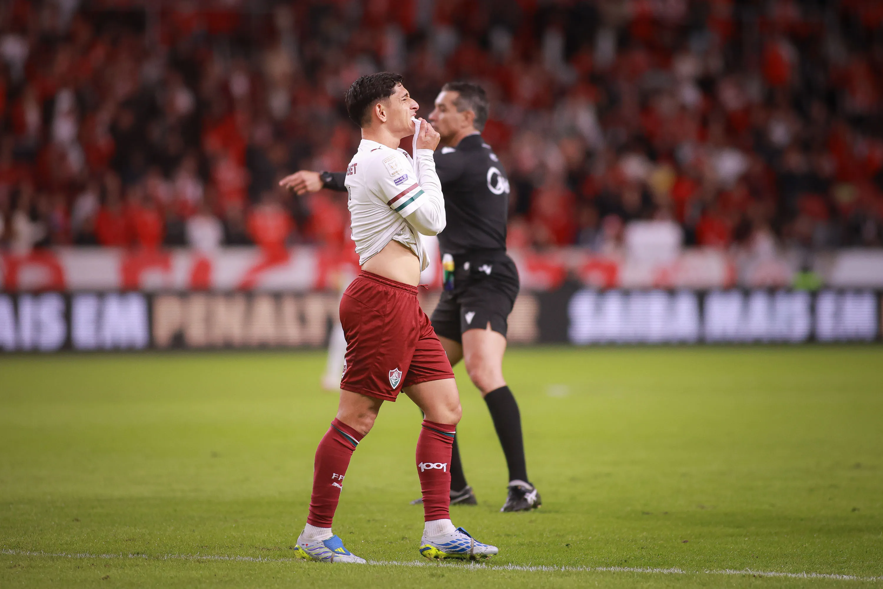 Jefferson Savarino jogador do Fluminense lamenta durante partida contra o Internacional no estadio Beira-Rio pelo campeonato Brasileiro A 2026. Foto: Maxi Franzoi/AGIF