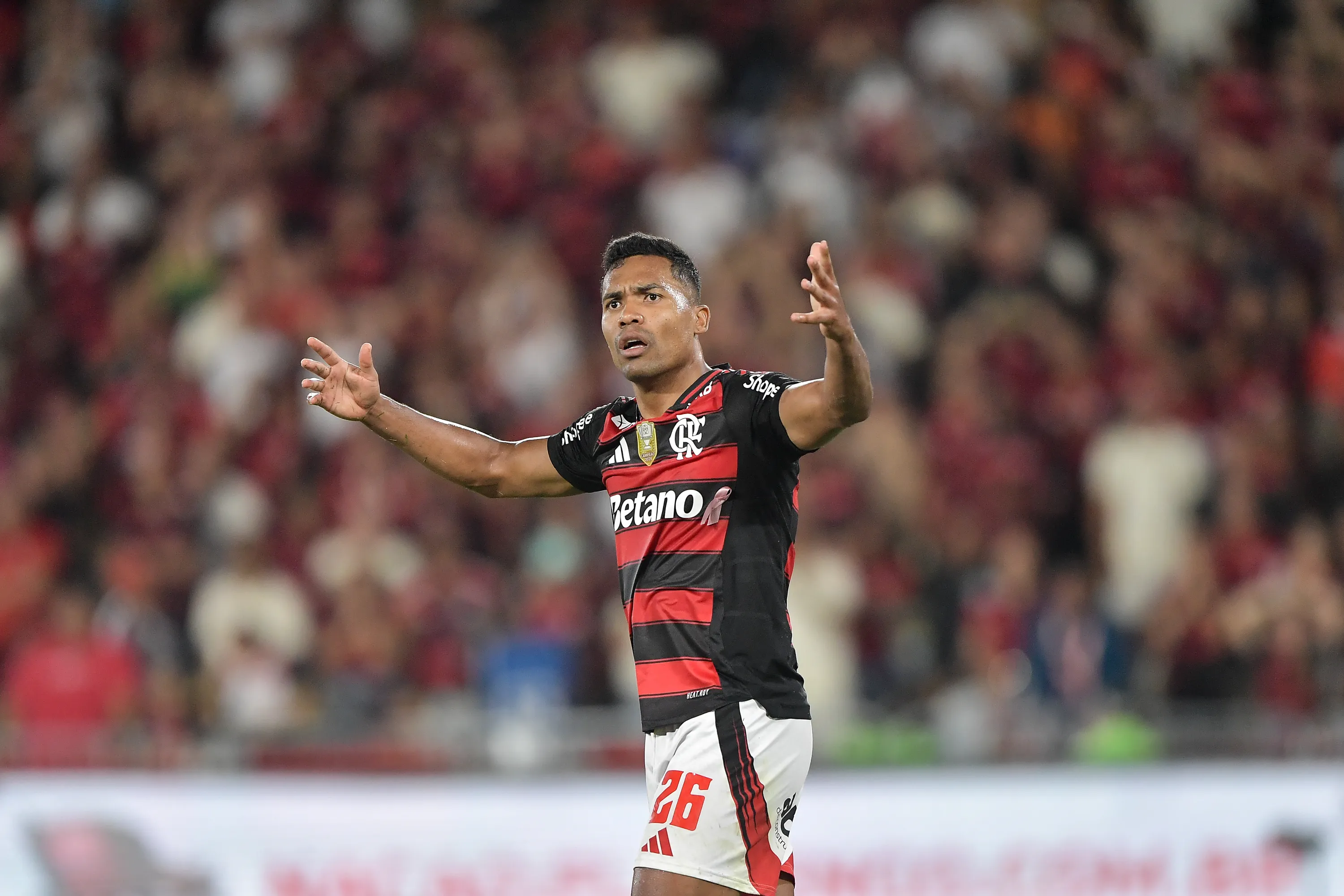 RJ – RIO DE JANEIRO – 02/10/2025 – BRASILEIRO A 2025, FLAMENGO X CRUZEIRO – Alex Sandro jogador do Flamengo durante partida contra o Cruzeiro no estadio Maracana pelo campeonato Brasileiro A 2025. Foto: Thiago Ribeiro/AGIF
