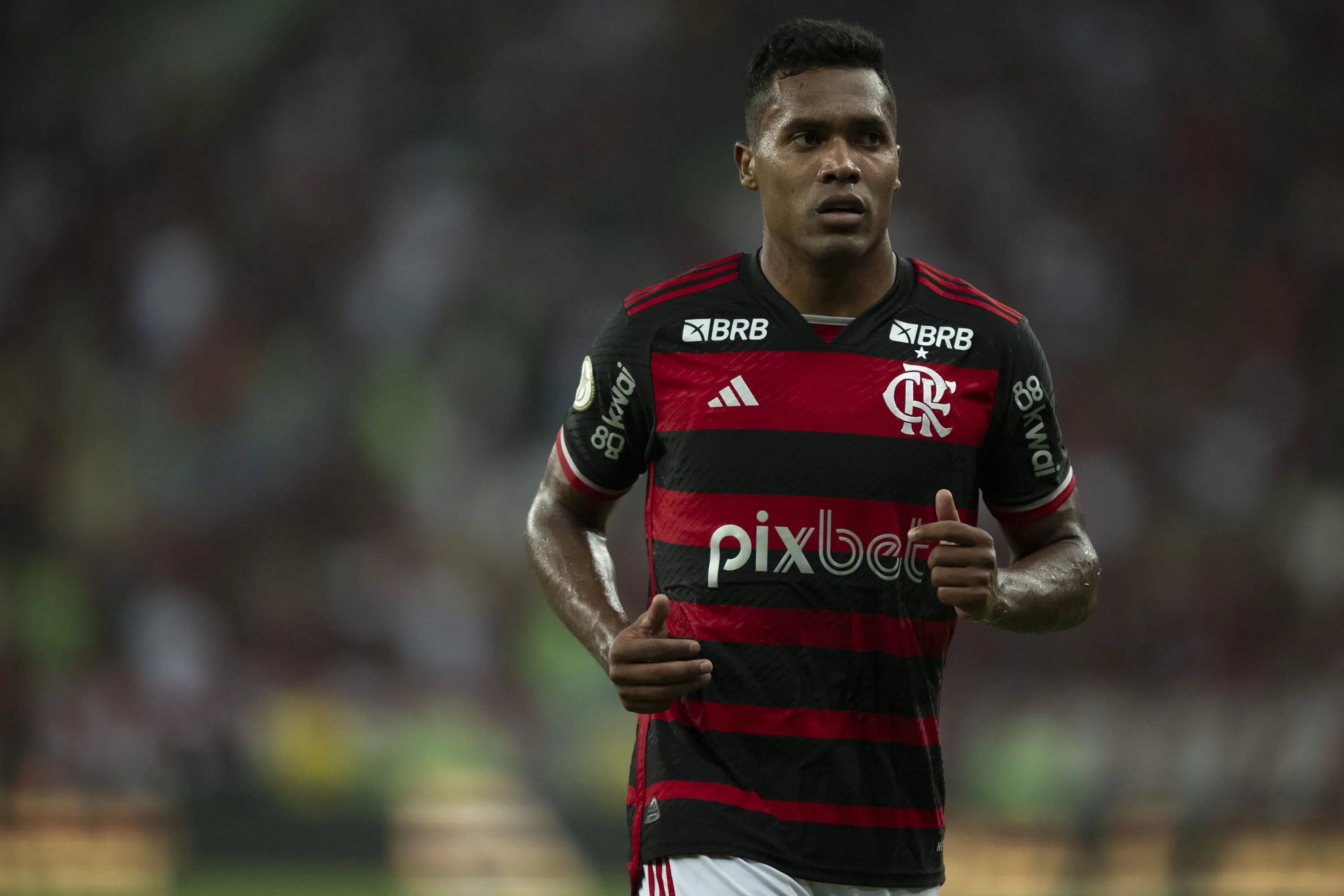 Alex Sandro durante partida contra o Vasco no Maracanã pelo Campeonato Brasileiro 2024. Foto: Jorge Rodrigues/AGIF.