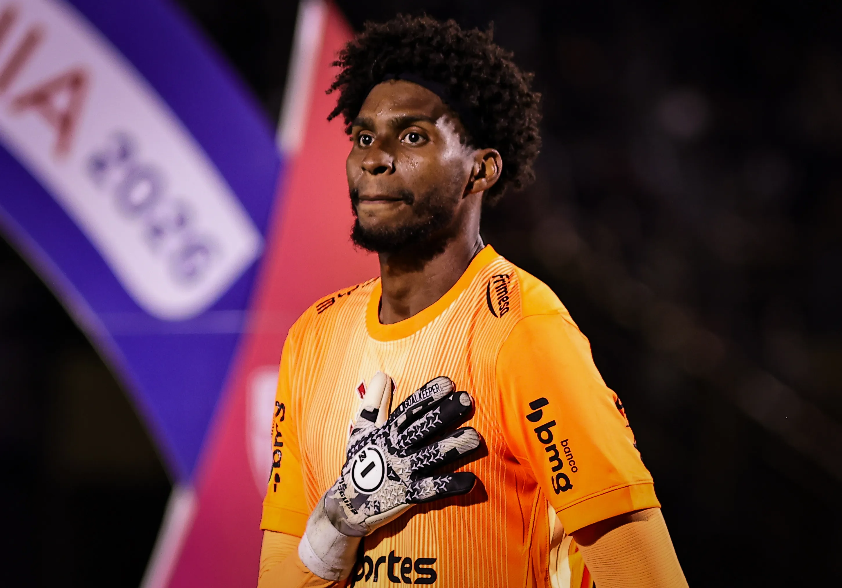 SP – SAO BERNARDO DO CAMPO – 15/02/2026 – PAULISTA 2026, SAO BERNARDO X CORINTHIANS –  Hugo Souza goleiro do Corinthians durante execucao do hino nacional antes da partida contra o Sao Bernardo no estadio Primeiro de Maio pelo campeonato Paulista 2026. Foto: Fabio Giannelli/AGIF
