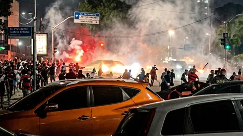 Clássico foi marcado por diversos episódios de violência entre torcedores. Foto: Gerada com auxilio de IA a partir de vídeos reproduzidos nas redes sociais