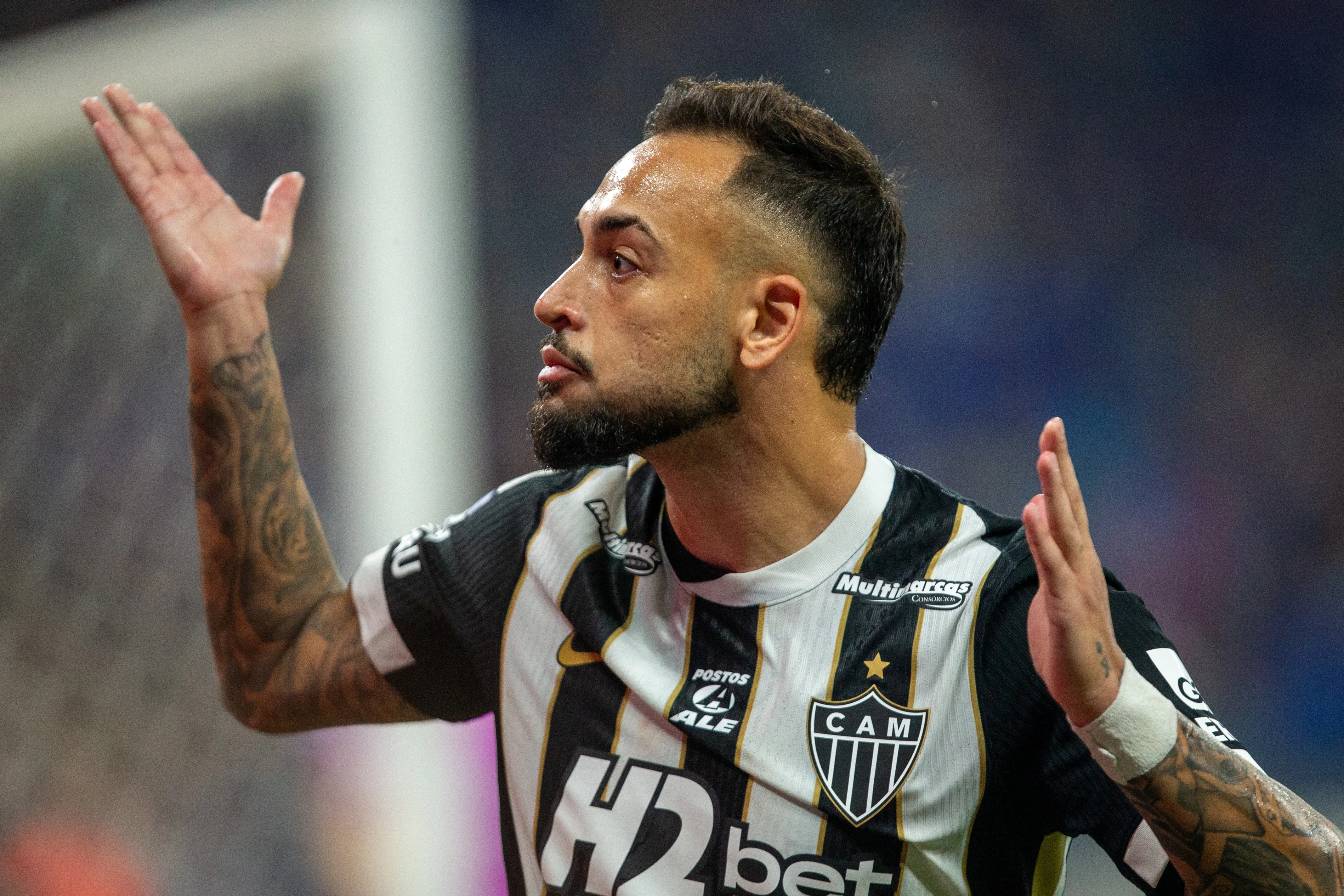 MG – BELO HORIZONTE – 02/05/2026 – BRASILEIRO A 2026, CRUZEIRO X ATLETICO-MG -Maycon jogador do Atletico-MG comemora seu gol durante partida contra o Cruzeiro no estadio Mineirao pelo campeonato Brasileiro A 2026. Foto: Fernando Moreno/AGIF