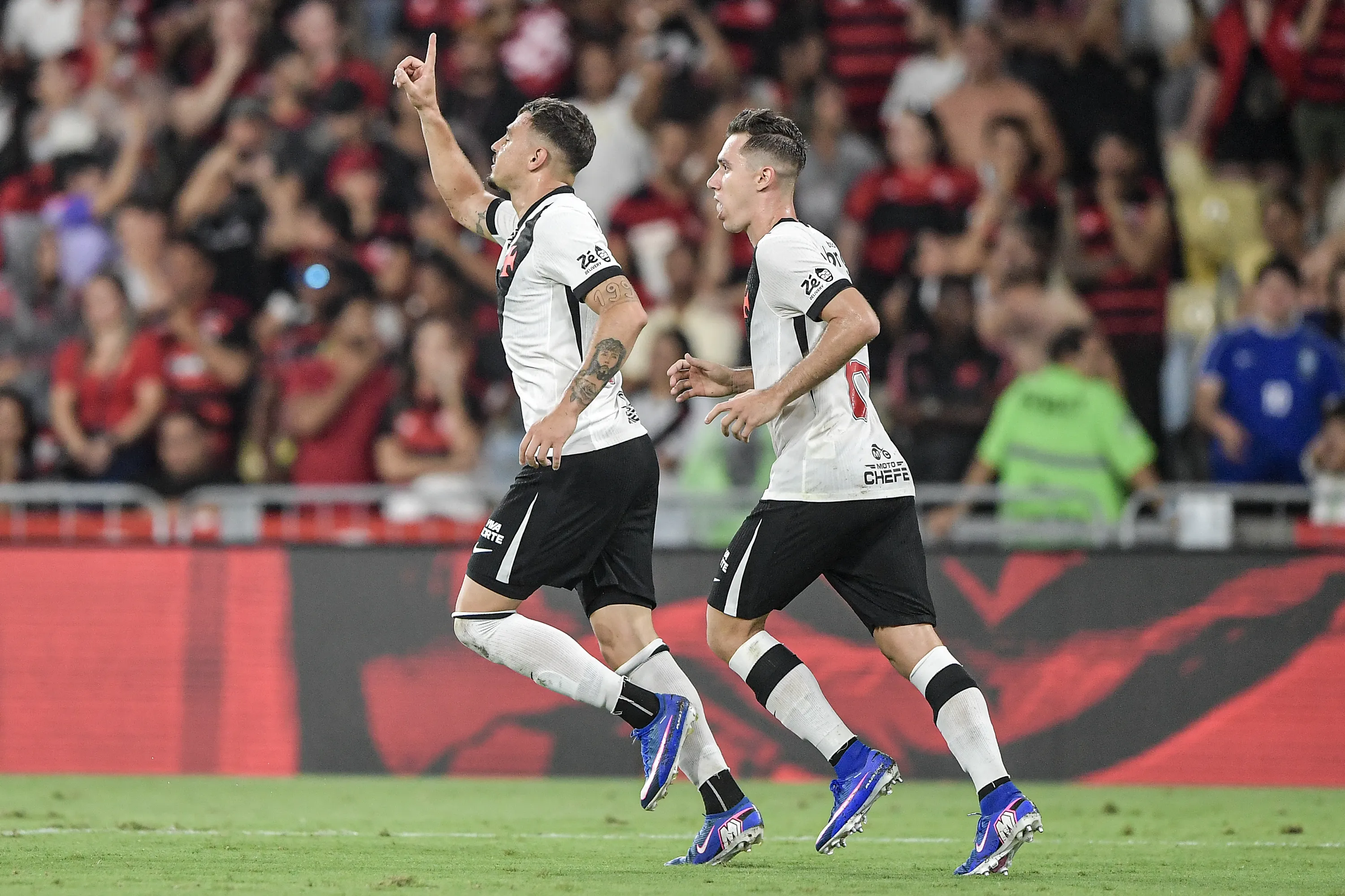 Hugo Moura jogador do Vasco comemora seu gol durante partida contra o Flamengo no estadio Maracana pelo campeonato Brasileiro A 2026. Foto: Thiago Ribeiro/AGIF