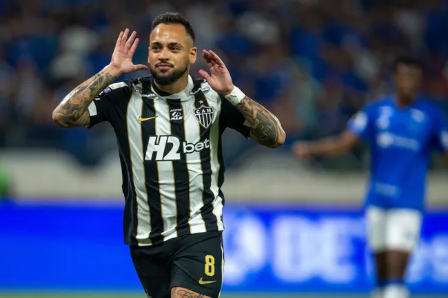 Maycon comemorando gol durante partida contra o Cruzeiro no Campeonato Brasileiro de 2026. Foto: Fernando Moreno/AGIF