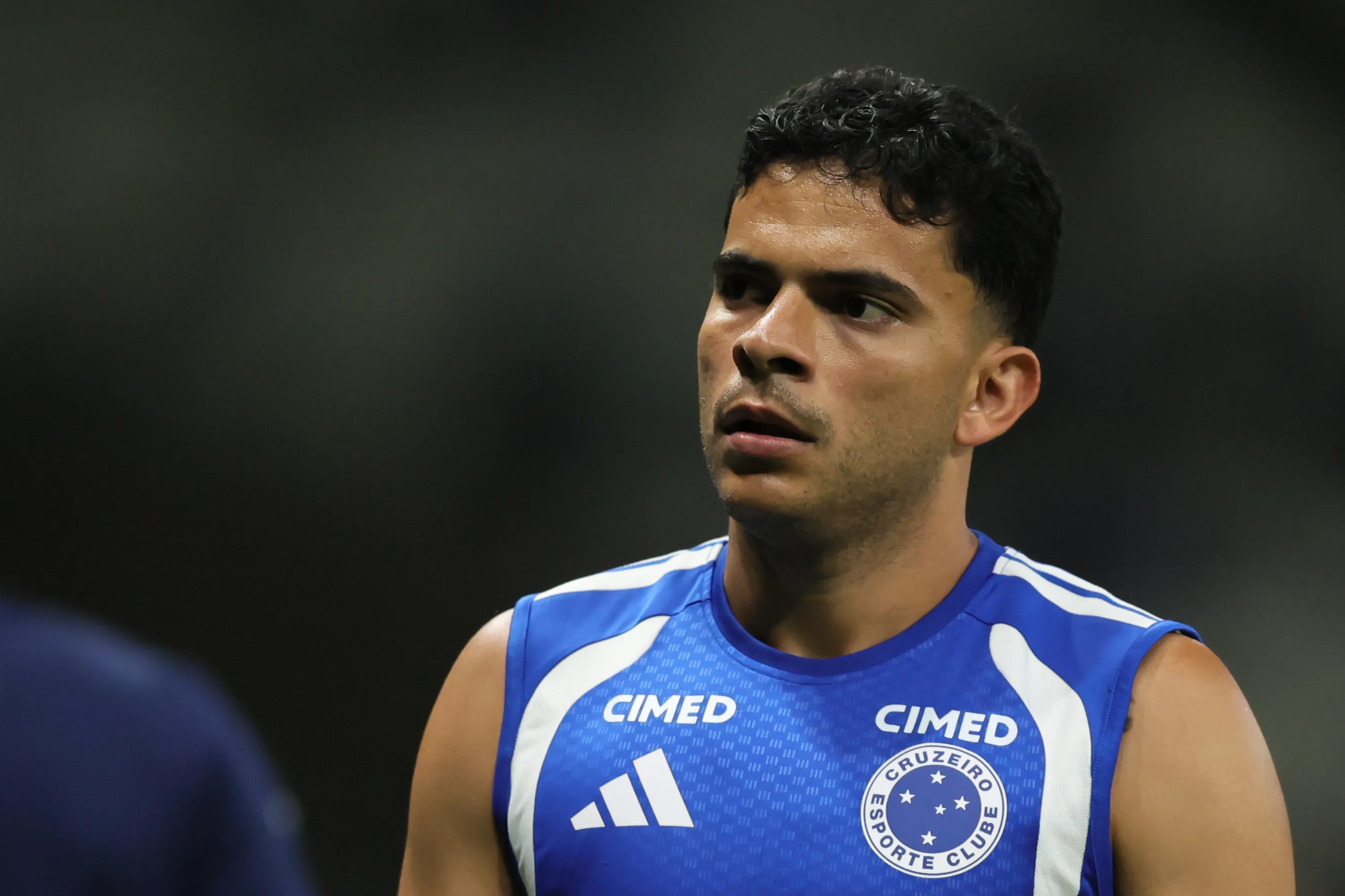Bruno Rodrigues durante aquecimento antes da partida contra o Vitoria no Mineirão pelo campeonato Brasileiro A 2026. Foto: Gilson Lobo/AGIF.