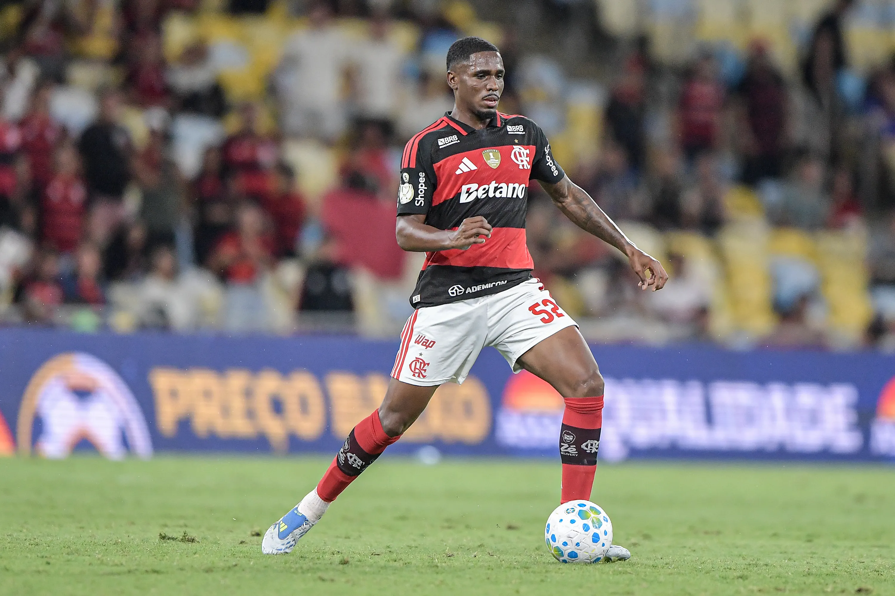 RJ – RIO DE JANEIRO – 22/04/2026 – COPA DO BRASIL 2026, FLAMENGO X VITORIA – Evertton Araujo jogador do Flamengo durante partida contra o Vitoria no estadio Maracana pelo campeonato Copa Do Brasil 2026. Foto: Thiago Ribeiro/AGIF