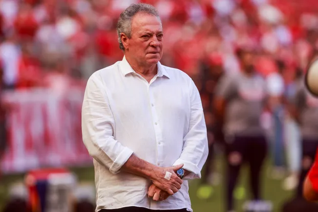 Abel Braga durante partida contra o Bragantino no Beira-Rio pelo Campeonato Brasileiro 2025. Foto: Luiz Erbes/AGIF.