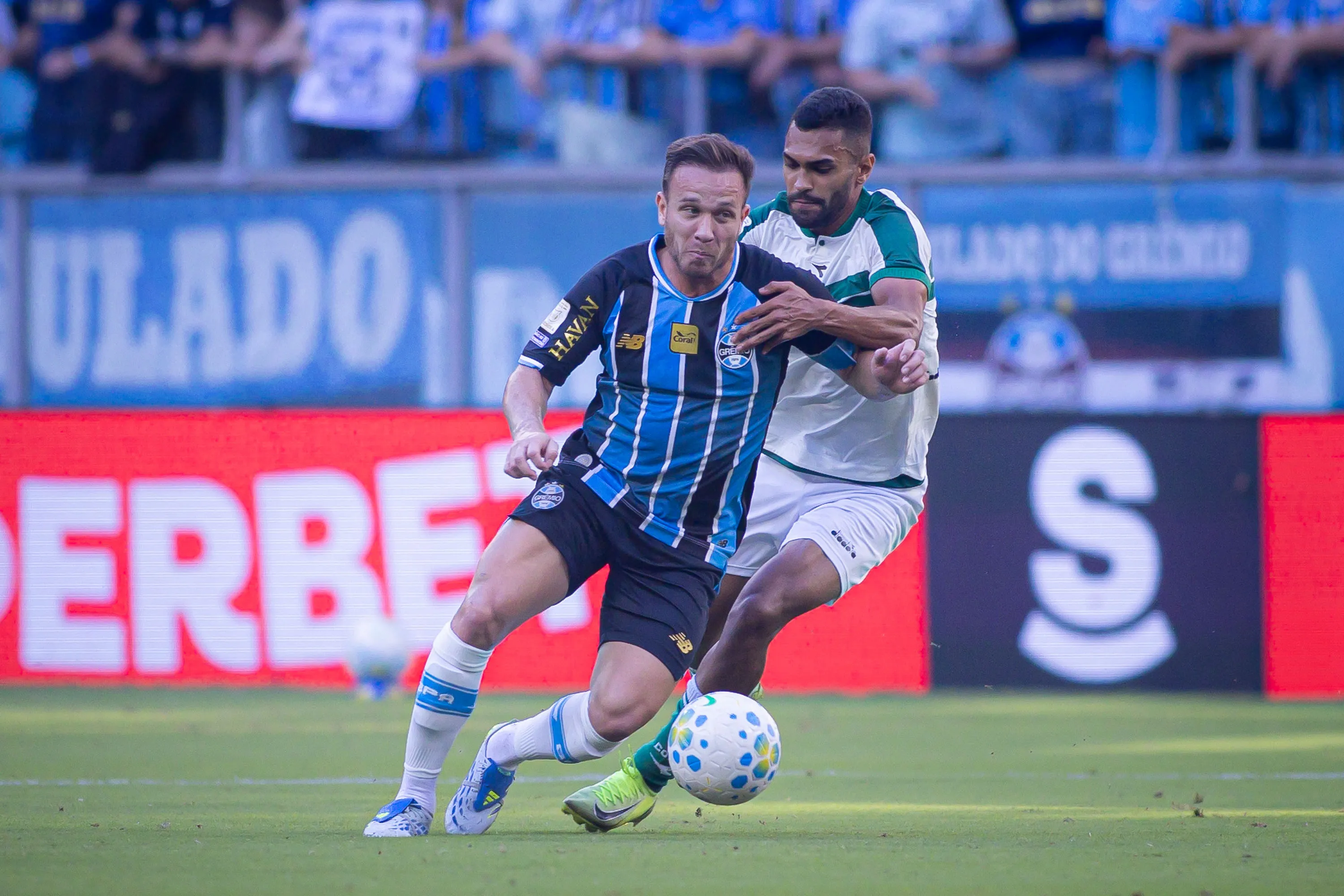 RS – PORTO ALEGRE – 26/04/2026 – BRASILEIRO A 2026, GREMIO X CORITIBA – Arthur jogador do Gremio disputa lance com Vini Paulista jogador do Coritiba durante partida no estadio Arena do Gremio pelo campeonato Brasileiro A 2026. Foto: Maxi Franzoi/AGIF