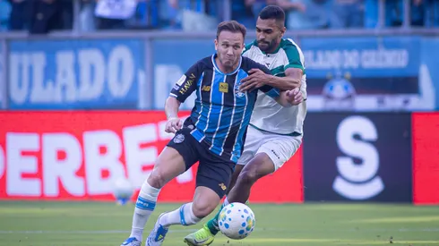 RS – PORTO ALEGRE – 26/04/2026 – BRASILEIRO A 2026, GREMIO X CORITIBA – Arthur jogador do Gremio disputa lance com Vini Paulista jogador do Coritiba durante partida no estadio Arena do Gremio pelo campeonato Brasileiro A 2026. Foto: Maxi Franzoi/AGIF