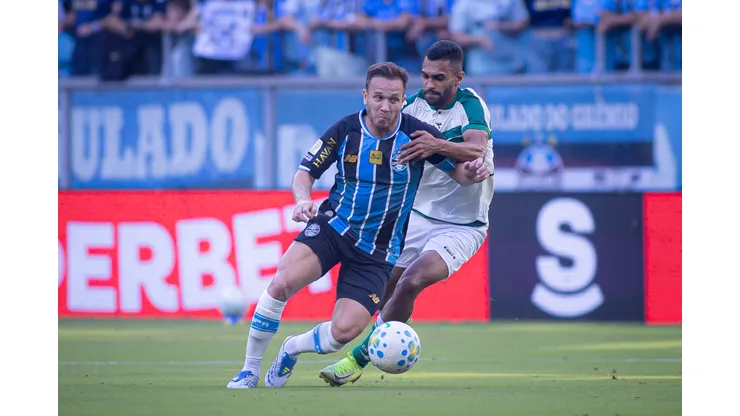 RS - PORTO ALEGRE - 26/04/2026 - BRASILEIRO A 2026, GREMIO X CORITIBA - Arthur jogador do Gremio disputa lance com Vini Paulista jogador do Coritiba durante partida no estadio Arena do Gremio pelo campeonato Brasileiro A 2026. Foto: Maxi Franzoi/AGIF