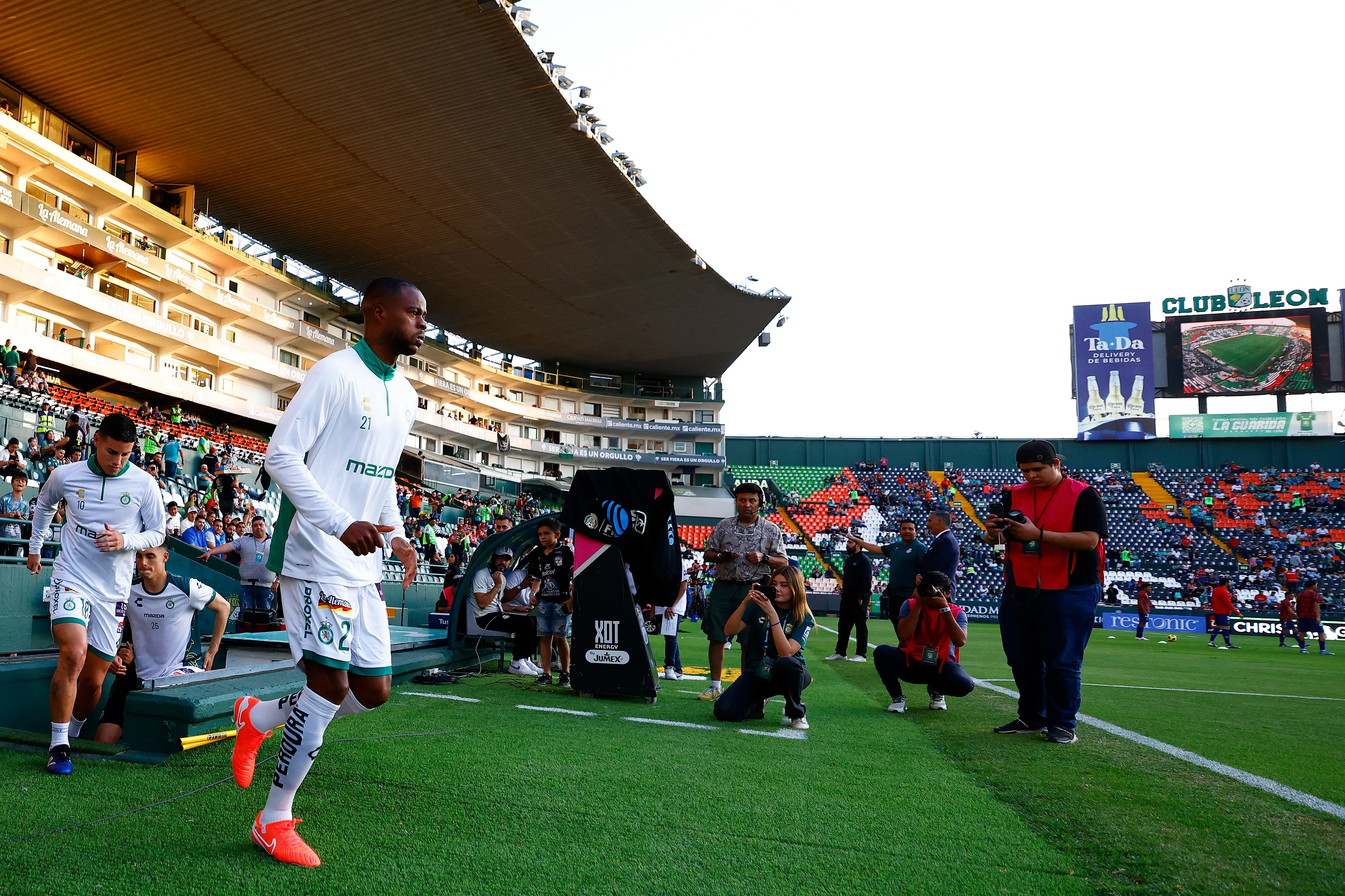 Stiven Barreiro, do León, entra em campo para aquecer antes da partida da 6ª rodada entre León e Toluca, válida pelo Torneio Clausura 2025 da Liga MX, no Estádio León, em 8 de fevereiro de 2025, em León, México. (Foto: Leopoldo Smith/Getty Images)