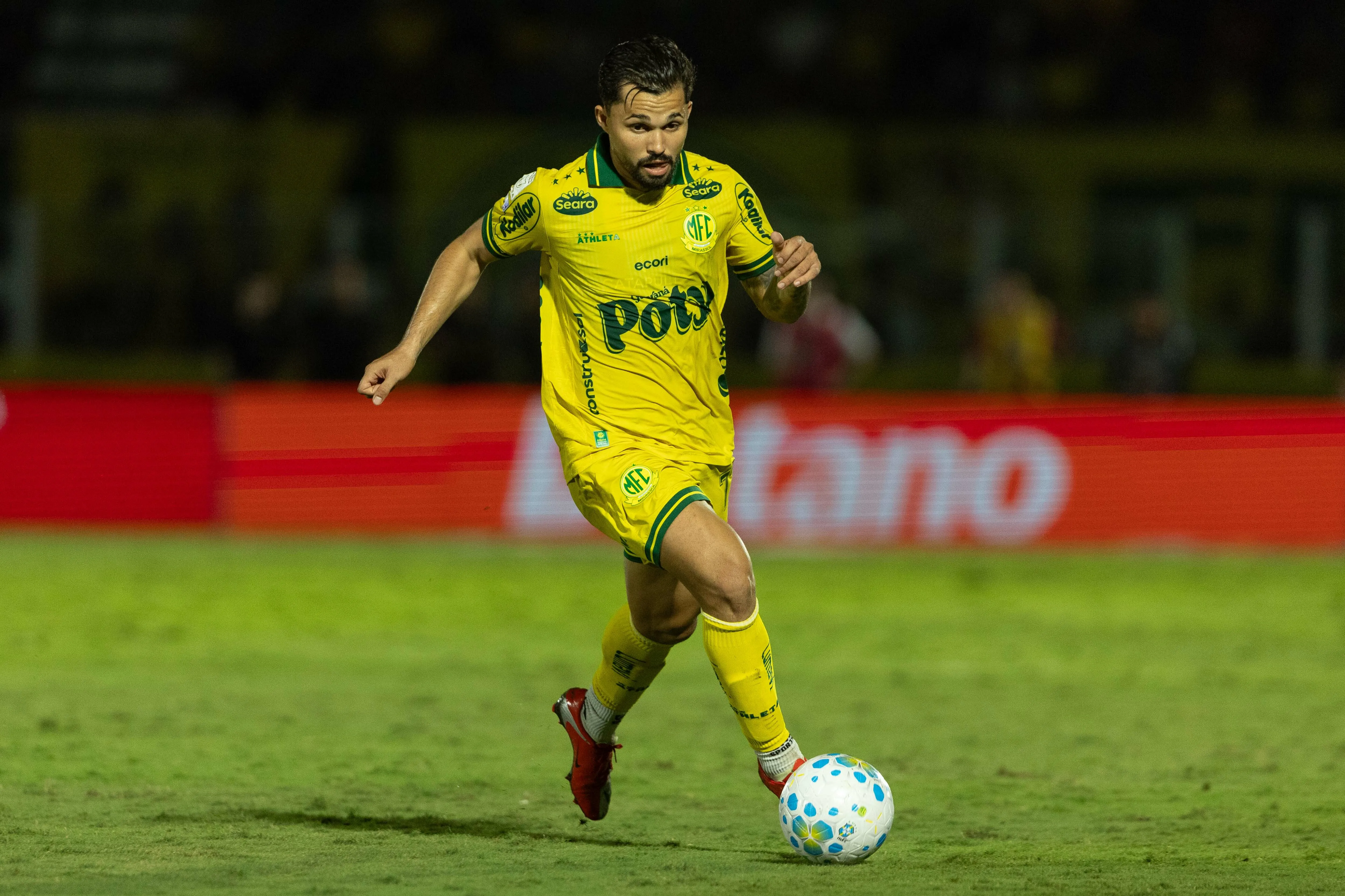 Alesson durante partida contra o Corinthians no estádio Jose Maria de Campos Maia pelo Campeonato Brasileiro 2026. Foto: Joisel Amaral/AGIF.