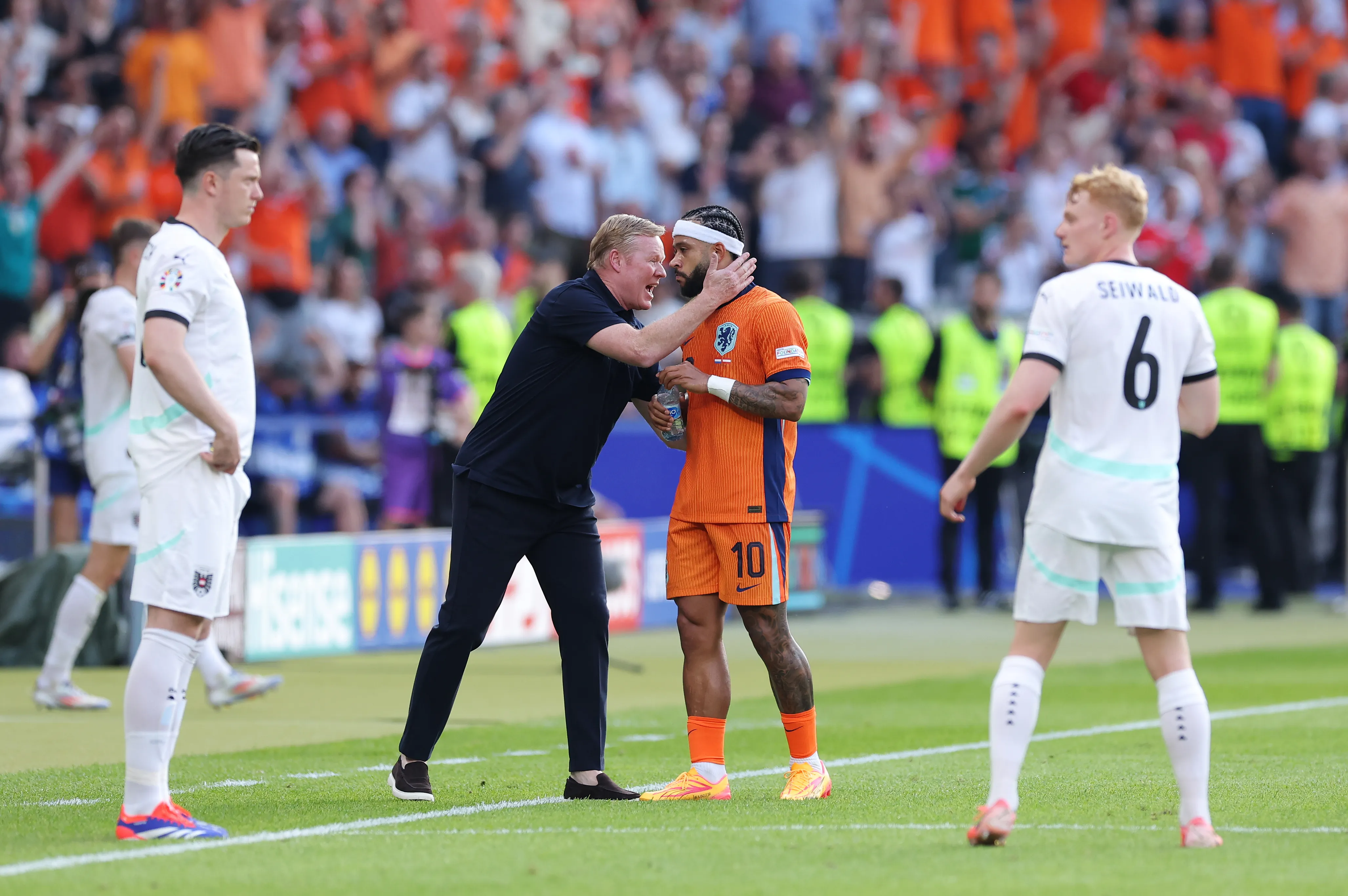BERLIN, GERMANY – JUNE 25: Memphis Depay of the Netherlands celebrates with Ronald Koeman after his sides second goal was given after a VAR check for handball during the UEFA EURO 2024 group stage match between Netherlands and Austria at Olympiastadion on June 25, 2024 in Berlin, Germany. (Photo by Alex Livesey/Getty Images)