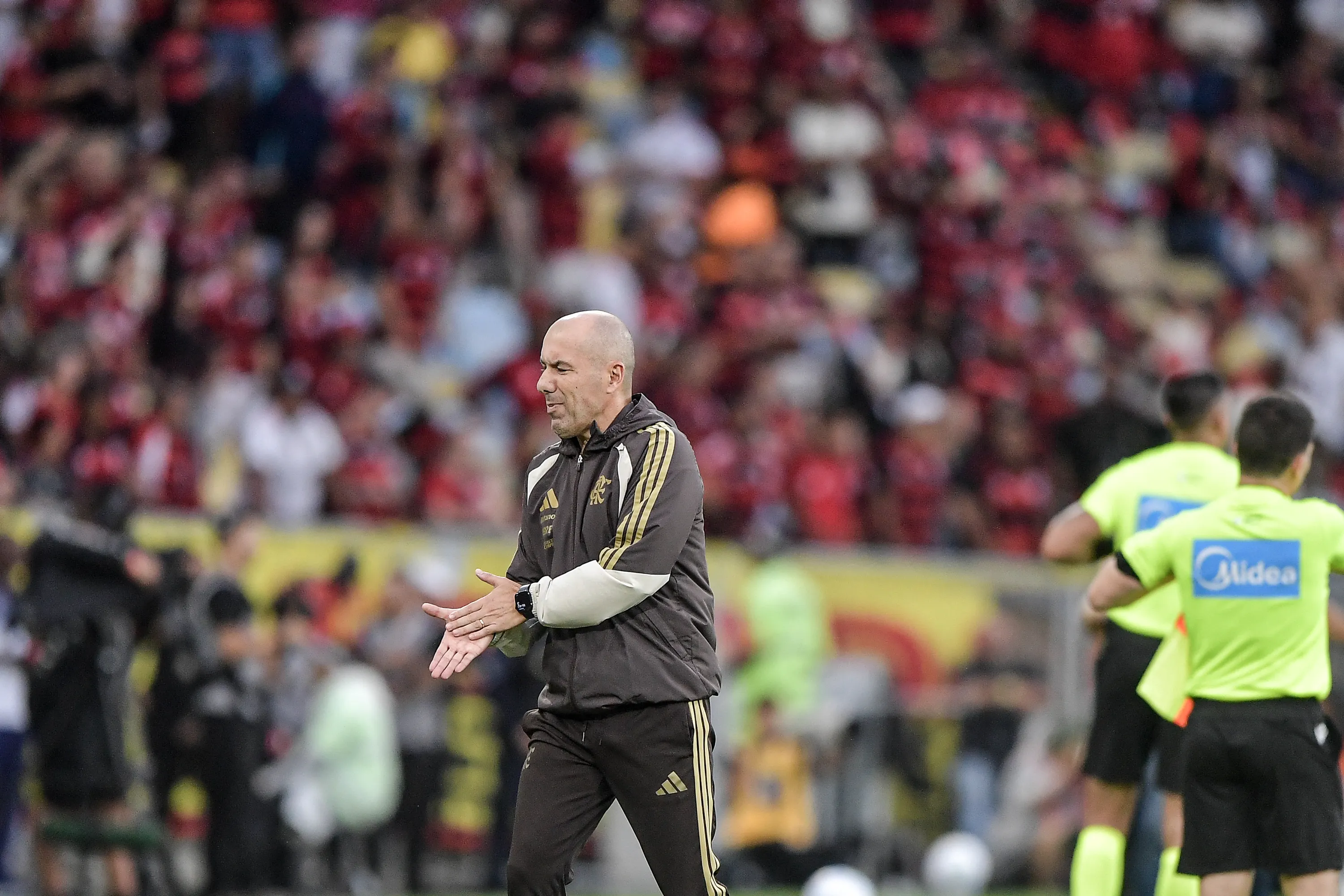 RJ – RIO DE JANEIRO – 03/05/2026 – BRASILEIRO A 2026, FLAMENGO X VASCO – Leonardo Jardim tecnico do Flamengo durante partida contra o Vasco no estadio Maracana pelo campeonato Brasileiro A 2026. Foto: Thiago Ribeiro/AGIF