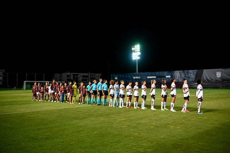Jogadoras de Flamengo e São Paulo perfiladas – Foto: Nayra Halm/Staff Images Woman/CBF